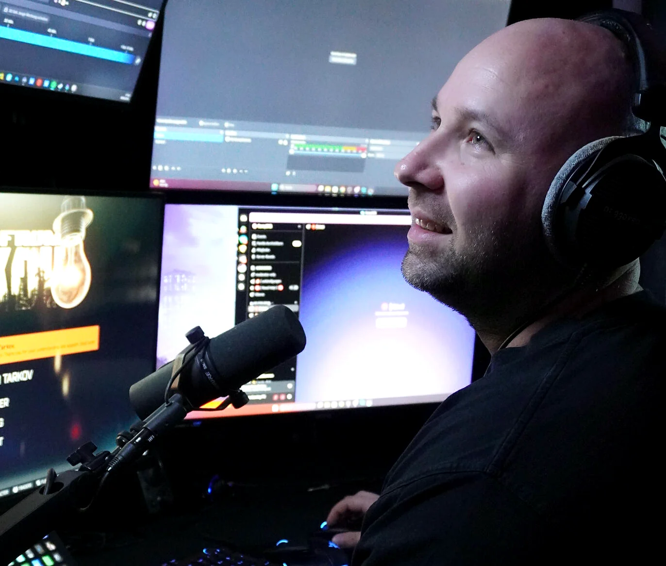 GunnyONE beim Livestream vor mehreren Monitoren