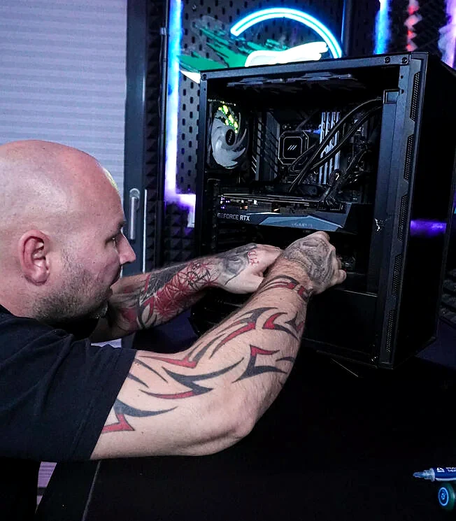 GunnyONE beim Zusammenbau eines Gaming-PCs