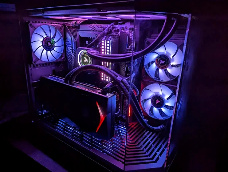 Aufwendiger Showcase-PC mit RGB-Beleuchtung